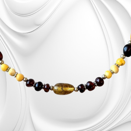 Naszyjnik z kolorowych bryłek naturalnego bursztynu bałtyckiego na kauczuku.