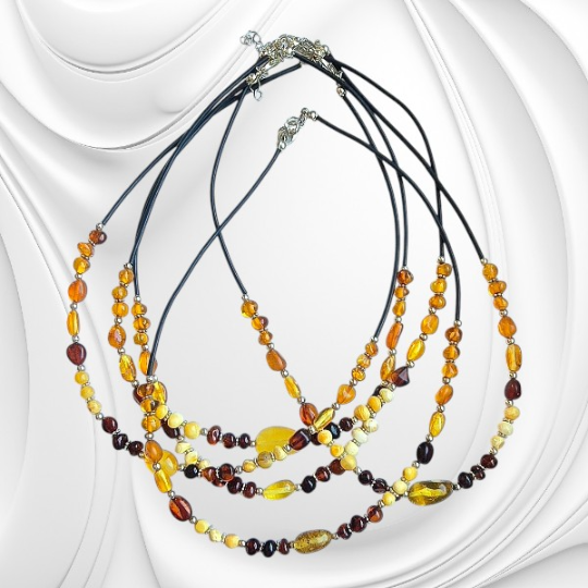 Naszyjnik z kolorowych bryłek naturalnego bursztynu bałtyckiego na kauczuku.