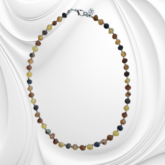 Naszyjnik z drobnych kolorowych matowych bryłek bursztynu bałtyckiego.
