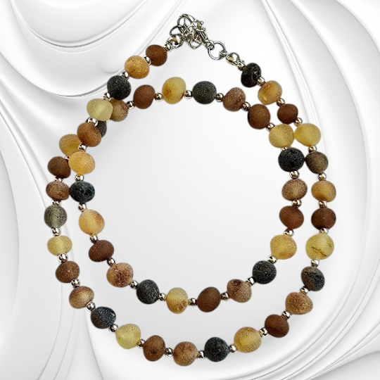 Naszyjnik z drobnych kolorowych matowych bryłek bursztynu bałtyckiego.