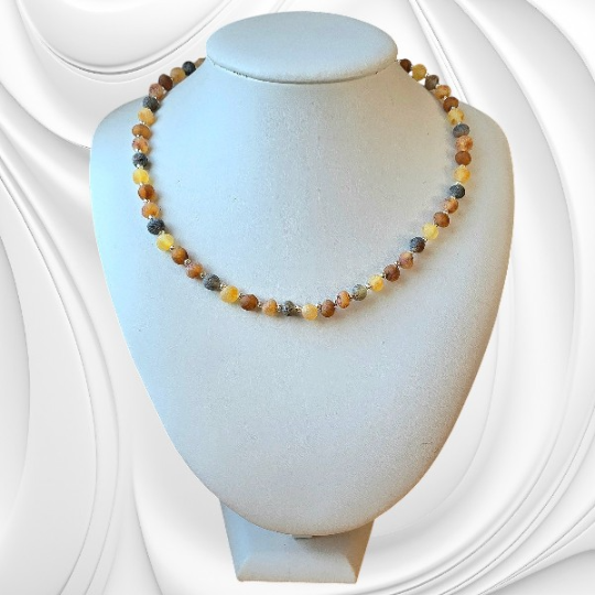 Naszyjnik z drobnych kolorowych matowych bryłek bursztynu bałtyckiego.