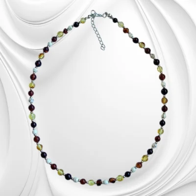 Naszyjnik z bursztynu bałtyckiego i howlitu – kolorowe polerowane kulki z naturalnych kamieni