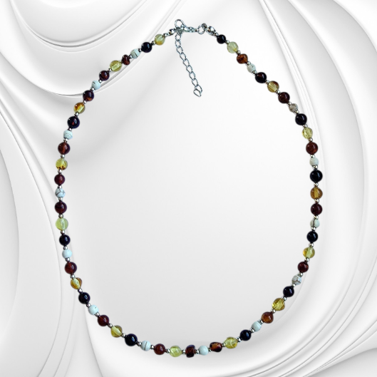 Naszyjnik z drobnych kolorowych kulek bursztynu bałtyckiego i howlitu.