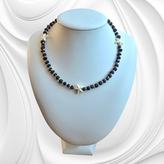 Naszyjnik z drobnych matowych kulek naturalnego bursztynu bałtyckiego.