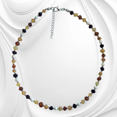 Naszyjnik z matowego bursztynu bałtyckiego i howlitu – kolorowe kulki z naturalnych kamieni