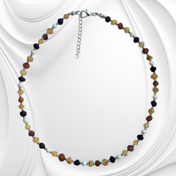 Naszyjnik z drobnych matowych kulek bursztynu bałtyckiego i howlitu.