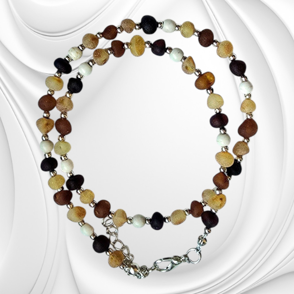 Naszyjnik z drobnych matowych kulek bursztynu bałtyckiego i howlitu.