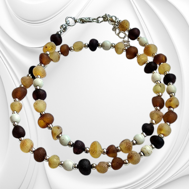 Naszyjnik z drobnych matowych kulek bursztynu bałtyckiego i howlitu.