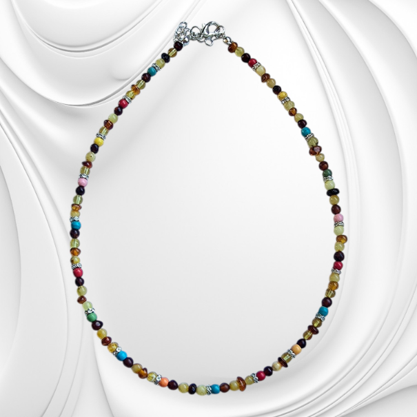 Naszyjnik z drobnych polerowanych kulek bursztynu bałtyckiego i kolorowych kamieni naturalnych.