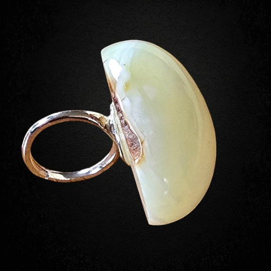 Pierścionek z dużym oczkiem z mlecznego bursztynu bałtyckiego na srebrnej obrączce.