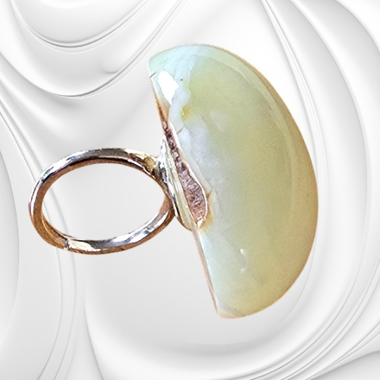 Pierścionek z dużym oczkiem z mlecznego bursztynu bałtyckiego na srebrnej obrączce.