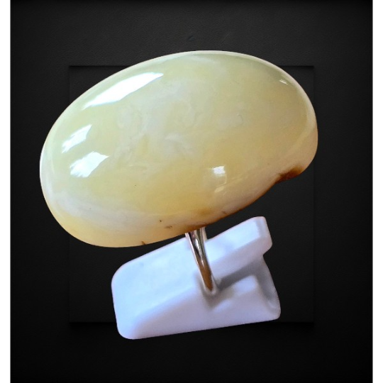 Pierścionek z dużym oczkiem z mlecznego bursztynu bałtyckiego na srebrnej obrączce.