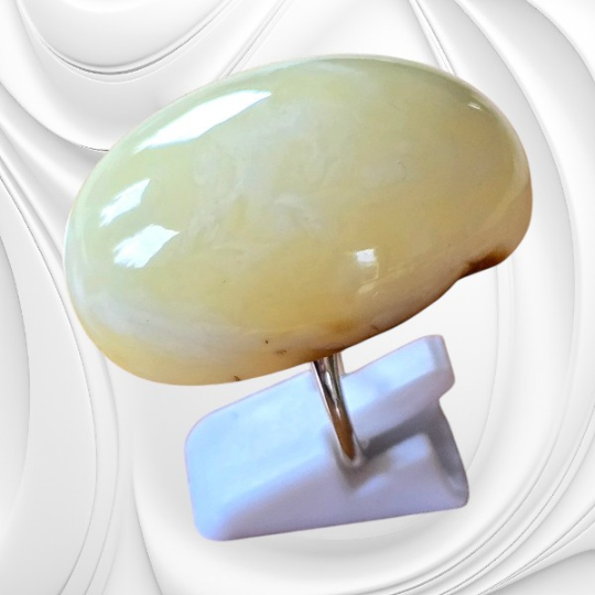 Pierścionek z dużym oczkiem z mlecznego bursztynu bałtyckiego na srebrnej obrączce.