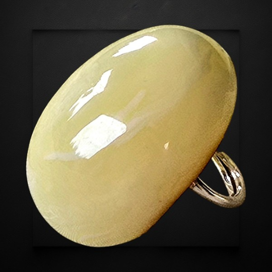 Pierścionek z dużym oczkiem z mlecznego bursztynu bałtyckiego na srebrnej obrączce.