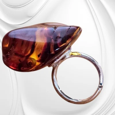 Pierścionek z mlecznym bursztynem bałtyckim – srebrny pierścionek z dużym oczkiem