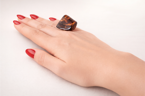 Pierścionek z dużym oczkiem z koniakowego bursztynu bałtyckiego na srebrnej obrączce.