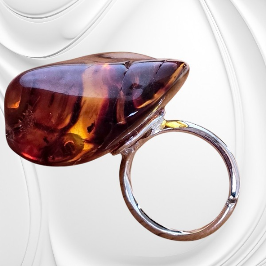Pierścionek z dużym oczkiem z koniakowego bursztynu bałtyckiego na srebrnej obrączce.