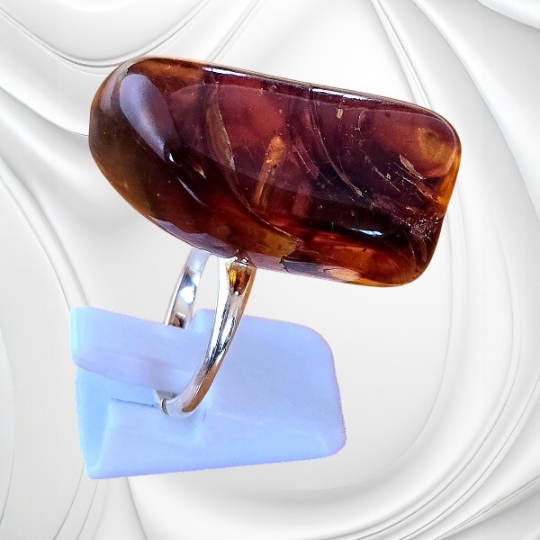 Pierścionek z dużym oczkiem z koniakowego bursztynu bałtyckiego na srebrnej obrączce.