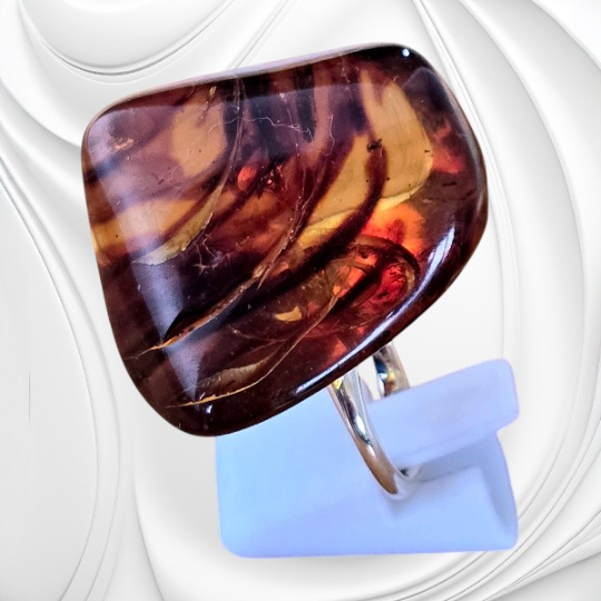 Pierścionek z dużym oczkiem z koniakowego bursztynu bałtyckiego na srebrnej obrączce.