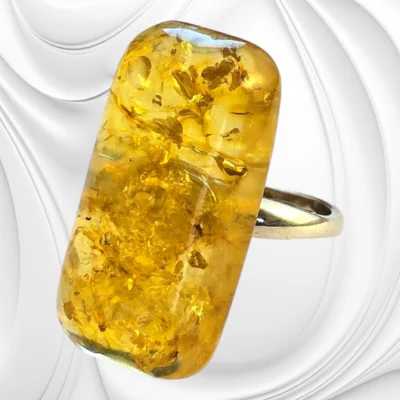 Wyjątkowy pierścionek z polerowanego bursztynu bałtyckiego na srebrnej regulowanej obrączce