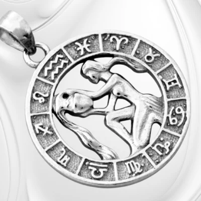 Srebrny wisiorek znak zodiaku Wodnik – rodowany okrągły medalik na łańcuszek