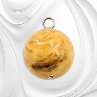 Zawieszka z dużą kulą bursztynu bałtyckiego na srebrnej krawatce – naturalna elegancja w wyjątkowej formie
