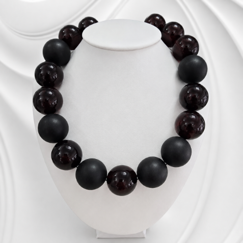 Naszyjnik z naturalnego wiśniowego bursztynu bałtyckiego z matowymi i polerowanymi kulami o średnicy 29 mm.