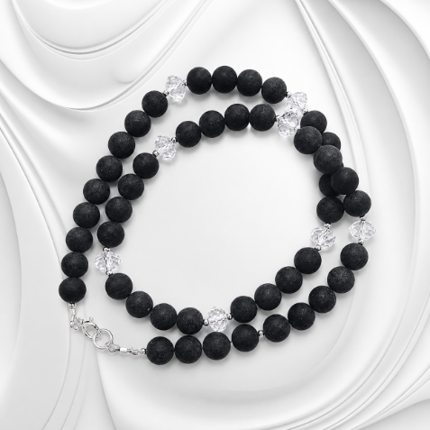 Naszyjnik z matowych kulek bursztynu bałtyckiego, kryształków Swarovski® i zapięcia ze srebra próby 925. Elegancki, nowoczesny i ponadczasowy.