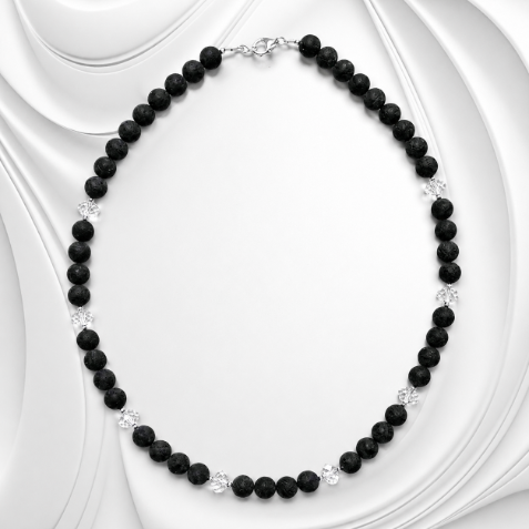 Naszyjnik z matowych kulek bursztynu bałtyckiego, kryształków Swarovski® i zapięcia ze srebra próby 925. Elegancki, nowoczesny i ponadczasowy.