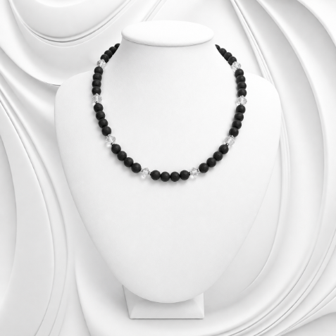 Naszyjnik z matowych kulek bursztynu bałtyckiego, kryształków Swarovski® i zapięcia ze srebra próby 925. Elegancki, nowoczesny i ponadczasowy.