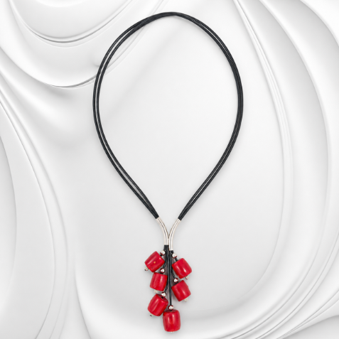 Naszyjnik z korala i srebra próby 925 na czarnym rzemieniu o długości 66 cm. Elegancka biżuteria z koralem o średnicy 13 mm do wyjątkowych stylizacji.