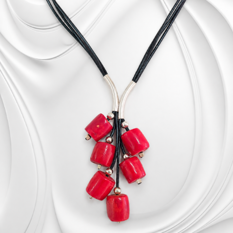 Naszyjnik z korala i srebra próby 925 na czarnym rzemieniu o długości 66 cm. Elegancka biżuteria z koralem o średnicy 13 mm do wyjątkowych stylizacji.