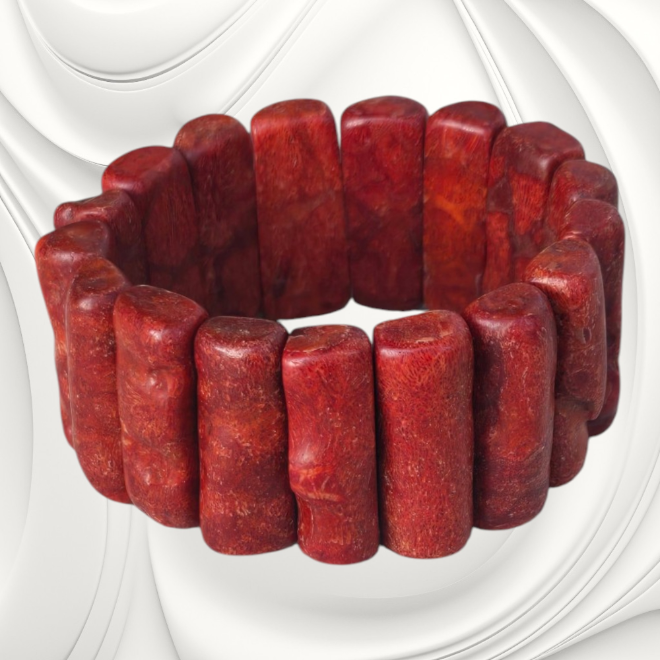 Szeroka bransoletka z koralowca o intensywnej czerwonej barwie. Szerokość 31 mm, silikonowa gumka jubilerska, na nadgarstek o obwodzie 16–17 cm.