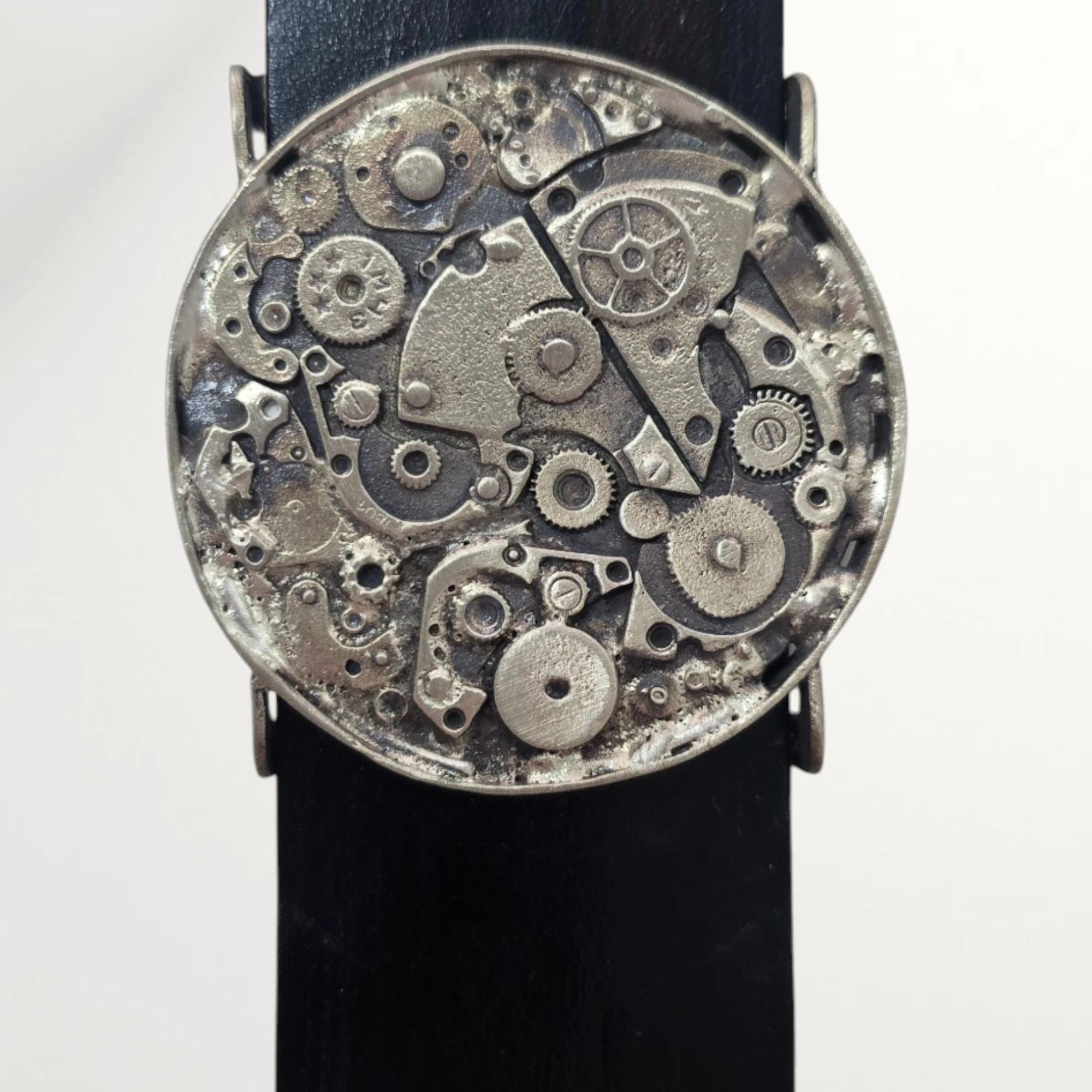 Designerska bransoletka skórzana z ozdobnym motywem mechanizmu ze srebra próby 925 i białego metalu. Wyrazisty, industrialny styl i oryginalny design.
