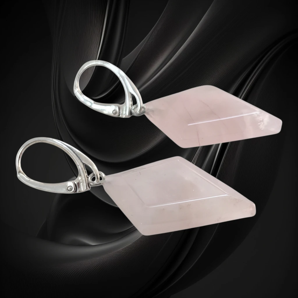 Kolczyki z kwarcem różowym i srebrem próby 925. Geometryczne kamienie 29 × 19 mm, długość 49 mm i subtelny róż tworzą efektowną biżuterię.