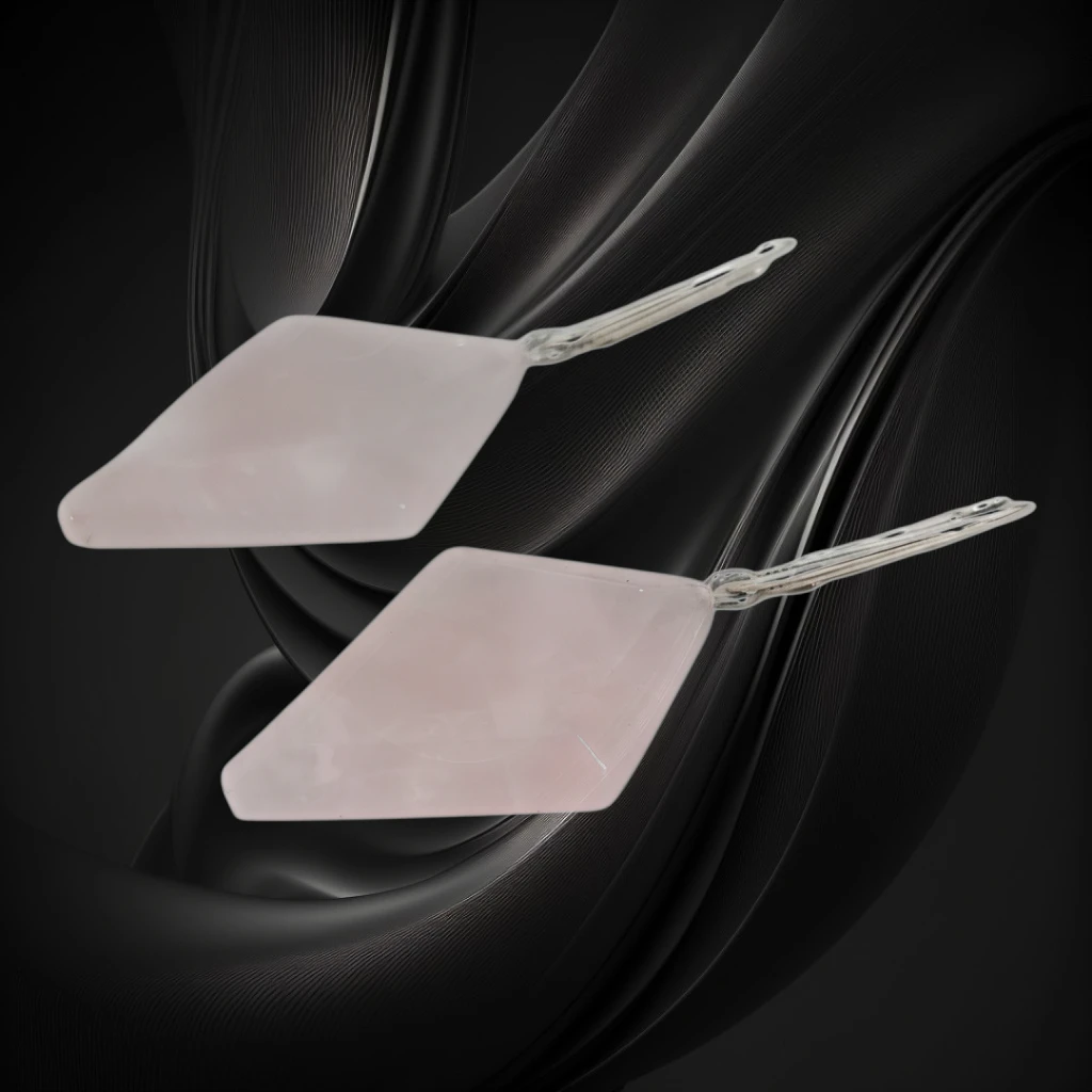 Kolczyki z kwarcem różowym i srebrem próby 925. Geometryczne kamienie 29 × 19 mm, długość 49 mm i subtelny róż tworzą efektowną biżuterię.