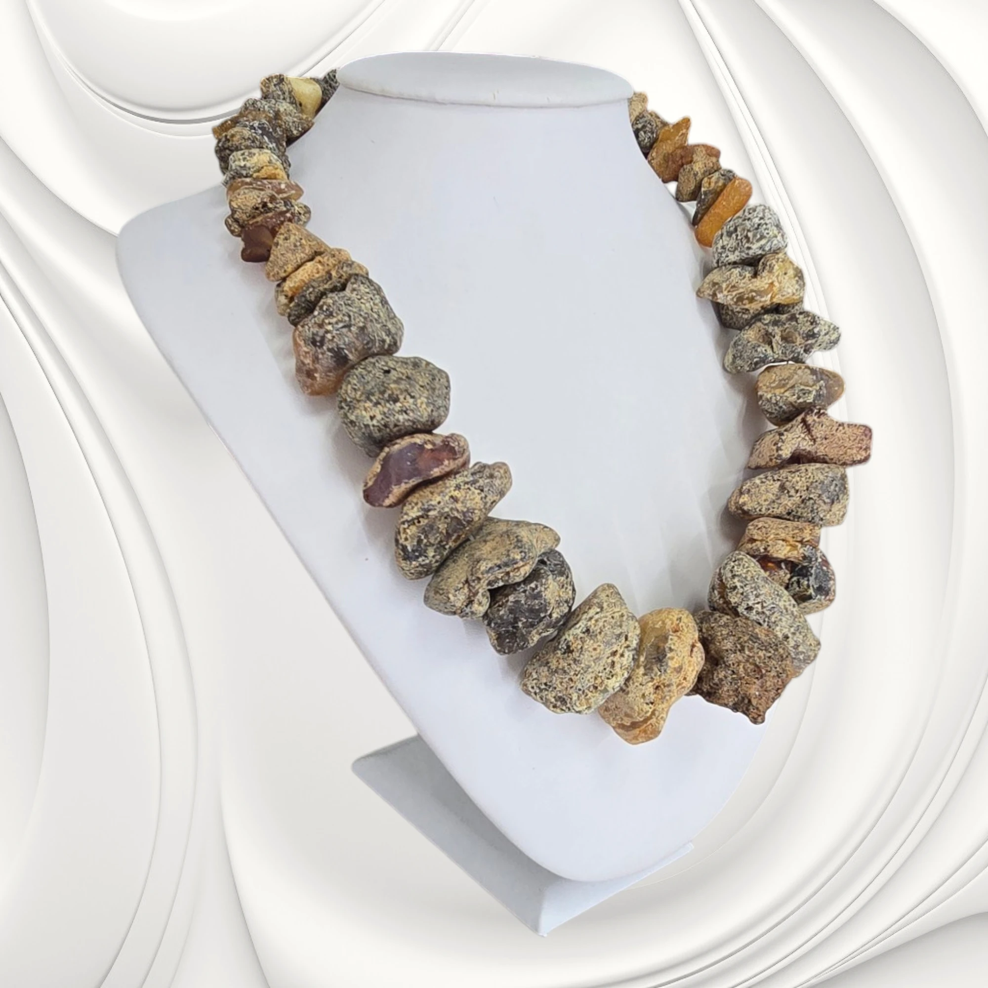 Wyjątkowy naszyjnik z surowych bryłek naturalnego bursztynu o wielkości 13–39 mm. Długość 56 cm, stalowe zapięcie i wyrazista, organiczna forma.
