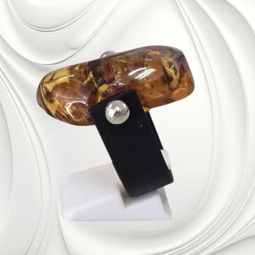 Designerski pierścionek z bursztynem 33 × 17 mm na czarnej kauczukowej obrączce. Efektowna złocisto-miodowa barwa i możliwość zmniejszenia rozmiaru.