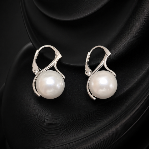 Kolczyki z perłą Majorka 12 mm i srebrem próby 925. Długość 25 mm, waga 6,92 g. Ponadczasowa, kobieca forma idealna do eleganckich stylizacji.