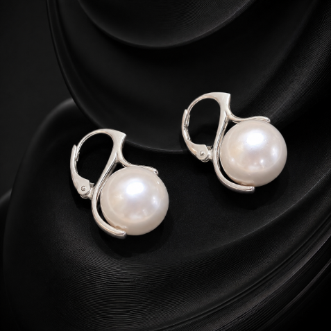 Kolczyki z perłą Majorka 12 mm i srebrem próby 925. Długość 25 mm, waga 6,92 g. Ponadczasowa, kobieca forma idealna do eleganckich stylizacji.