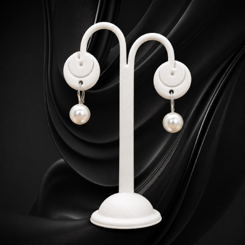 Kolczyki z perłą Majorka 12 mm i srebrem próby 925. Długość 25 mm, waga 6,92 g. Ponadczasowa, kobieca forma idealna do eleganckich stylizacji.