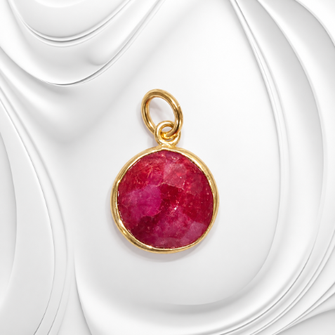 Srebrna złocona zawieszka z naturalnym rubinem 13 mm. Długość 20 mm, waga 1,43 g. Elegancka biżuteria z kamieniem naturalnym na prezent.