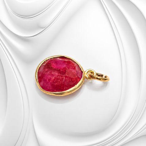 Srebrna złocona zawieszka z naturalnym rubinem 13 mm. Długość 20 mm, waga 1,43 g. Elegancka biżuteria z kamieniem naturalnym na prezent.