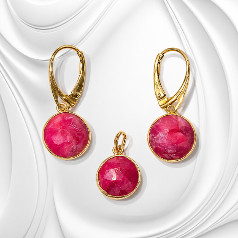 Srebrna złocona zawieszka z naturalnym rubinem 13 mm. Długość 20 mm, waga 1,43 g. Elegancka biżuteria z kamieniem naturalnym na prezent.